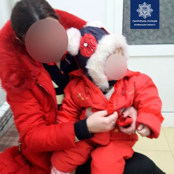 У Луцьку п’яна мама «забула» на вулиці дитину у візочку (фото, відео)