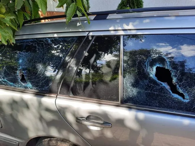 На Волині побили автівку потенційного кандидата в мери (фото)