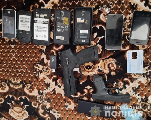 У Ковельському районі під час обшуків знайшли наркотики та пістолети (фото)