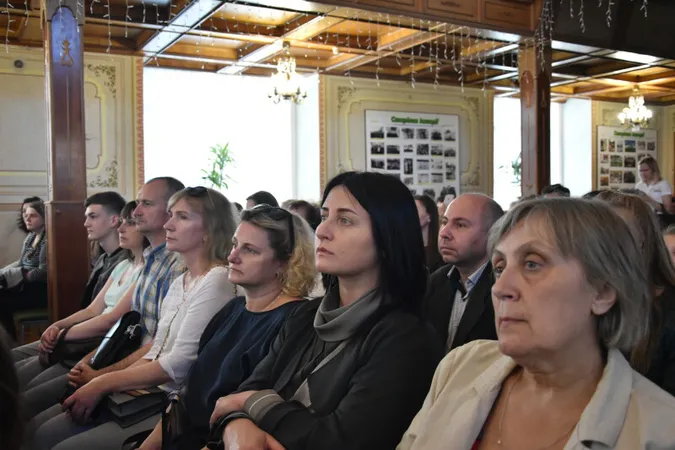 Живі скульптури та оркестр між вогнями: Луцьк провів весну музично й театрально