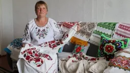«У них – душа наших предків»: на Волині жінка береже унікальні вишиванки, яким понад 100 років (фото)