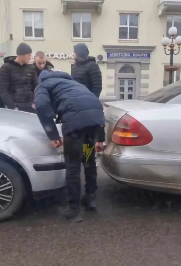 У центрі Луцька легковик поцілував «мерса»