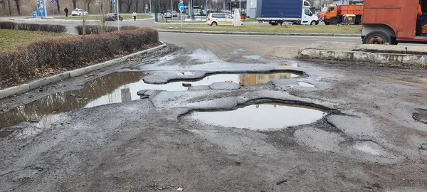 Біля Луцької міськради «закатують гроші» у бруківку. Військові обурені (відео)