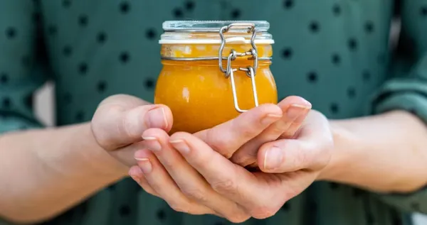 Які хвороби лікує мед і скільки його можна їсти