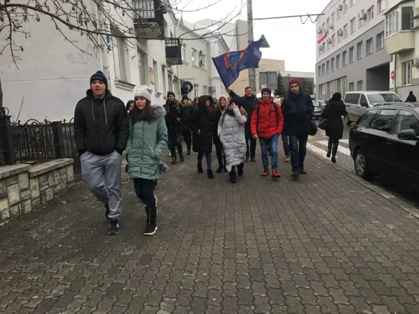У центрі Луцька студенти вимагають пільговий проїзд (фото, оновлено)
