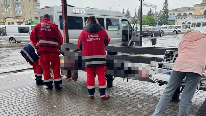 У місті на Волині на зупинці раптово померла 75-річна жінка