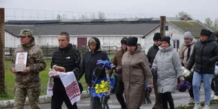 У сльозах та з військовими почестями: Турійська громада попрощалася із Захисником України Владиславом Косюком (фото)