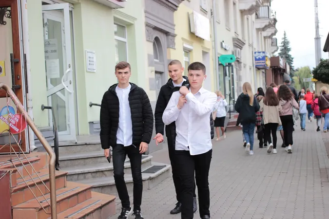 Друзі, хот-доги і бантики: як у центрі Луцька розважаються школярі (фото)