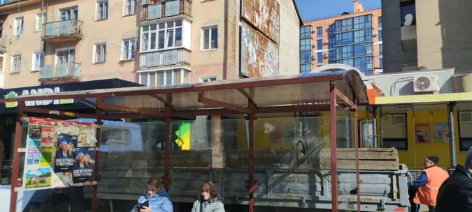 У Луцьку зупинки громадського транспорту зробили гламурнішими (фото)