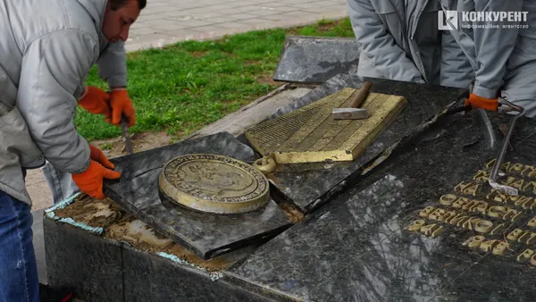 У Луцьку на меморіалі розпочали демонтаж кремлівських зірок (відео)