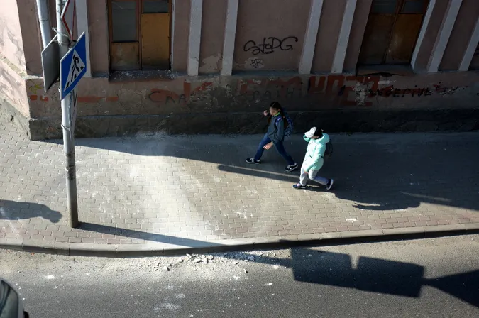 У центрі Луцька штукатурка з будинку обвалюється на голови перехожих (фото)