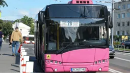 У Луцьку водії маршруток виїхали на зустрічну смугу: проїзд вулицею Винниченка заблоковано (відео)