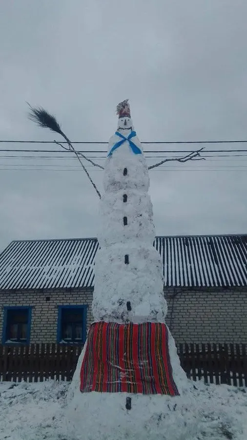 На Волині зліпили семиметрову снігову бабу (фотофакт)