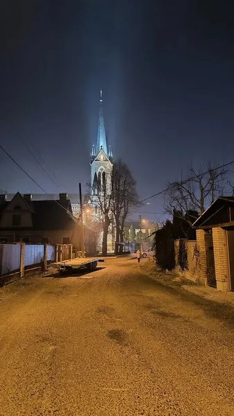 Тривожно-таємничий нічний Луцьк у світлі ліхтарів (фото)