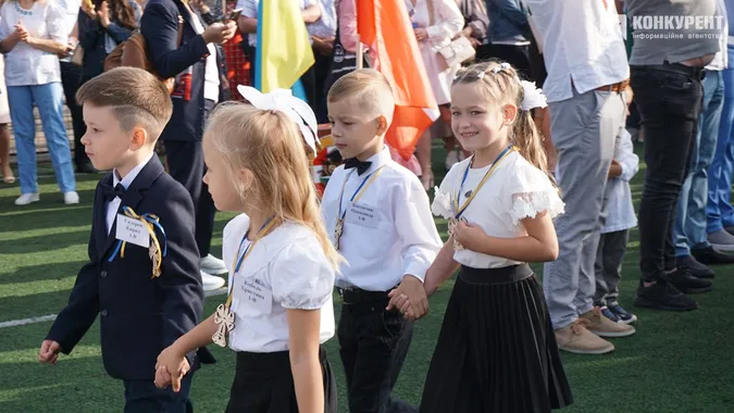 Квіти, дзвоники і діти: як у Луцькому ліцеї №9 відзначили 1 вересня (фото)