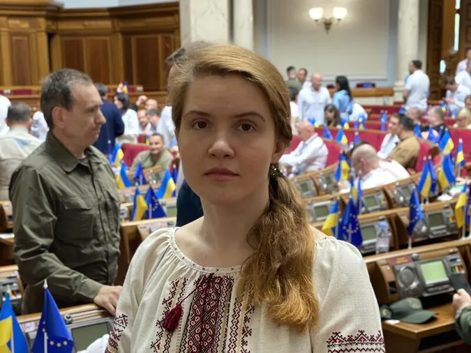 Безугла оголосила про вихід із фракції та партії «Слуга народу»