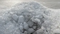 Через буревій на озері Світязь почався льодохід (ФОТО)