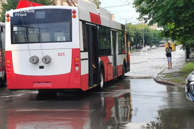 Після зливи у Луцьку затопило вулиці: тролейбуси не їздять (фото, відео)