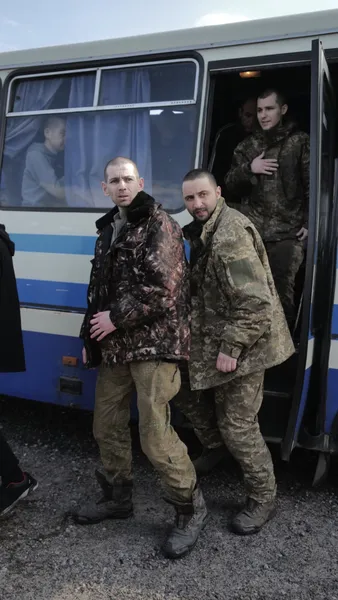 Щем і сльози: у мережі показали зворушливі кадри з обміну полонених (фото)