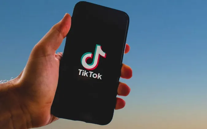 TikTok призупиняє роботу в Росії