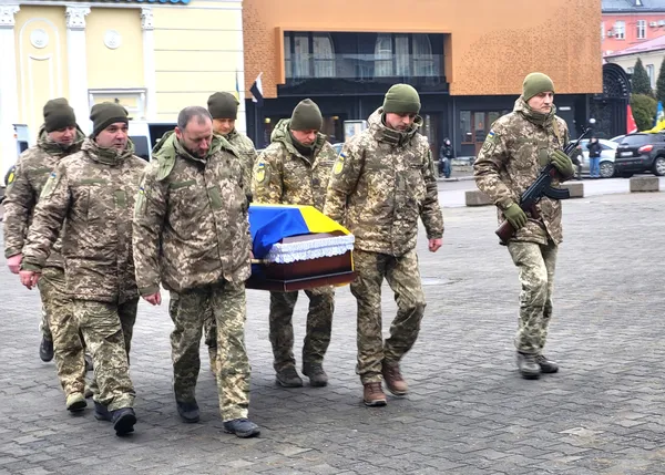 Не встиг узяти на руки новонароджену донечку: у Ковелі попрощалися з воїном Василем Сорокою (фото)