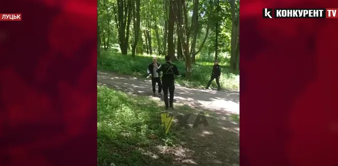 «Махав ножем і кидався на людей»: у Луцьку затримали неадеквата (відео)