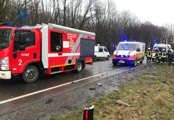 У Луцькому районі – ДТП: водія затиснуло всередині авто (фото)