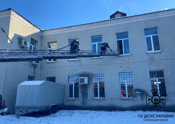 На швейній фабриці у Нововолинську працювали рятувальники (фото)