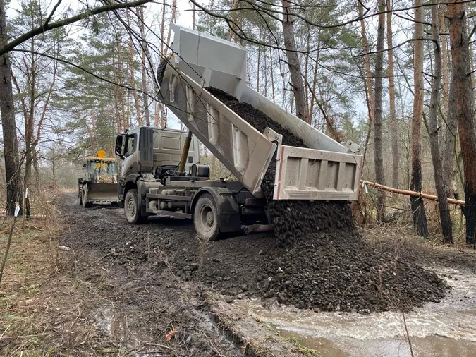 Для волинської «сотки» громада купила величезну повнопривідну вантажівку і безпілотник
