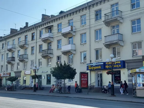 Повісили на дереві: на проспекті Волі в незвичному місці припаркували електросамокат (фото)