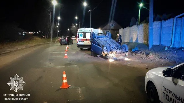 У Луцьку автівка перекинулася на дах – у водія забрали права