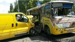 Опублікували відео аварії з маршруткою