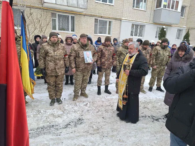 Громада у скорботі: у Луцькому районі попрощалися із бійцем Олександром Кувшиновим (фото)