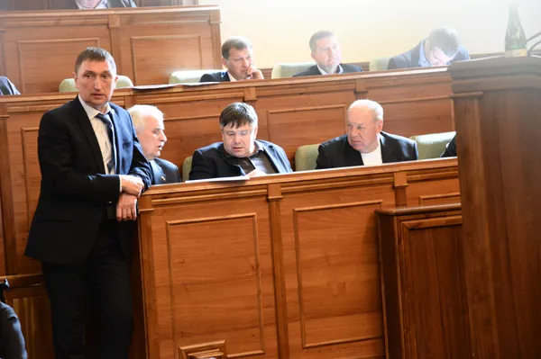 ...який «тусувався» біля фракції «Наш Край»...