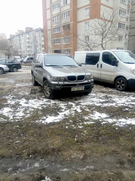 Бордюри ніби медом помазані: муніципали показали автохамів (фото)