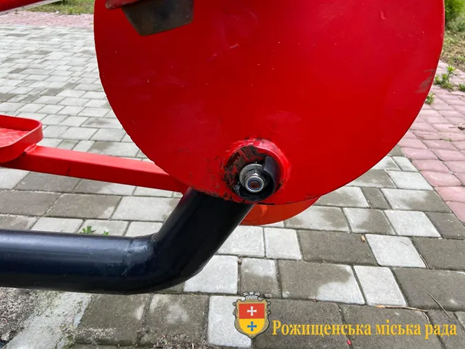 У Рожищі на майданчику вандали потрощили тренажери (фото)