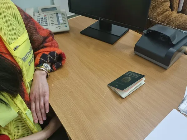 Луцькі міграційники затримали та відправили додому нелегалку-конголезку (фото)