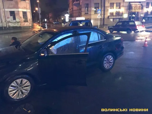 Аварія у центрі Луцька: одна з автівок «поцілувала» огорожу (фото, відео)