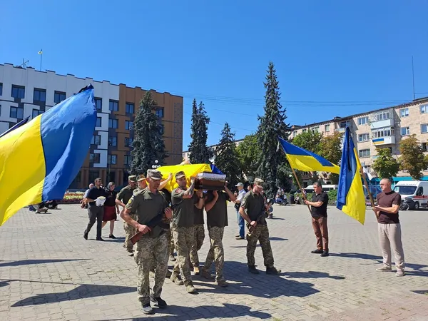 Отримали сповіщення в день 48-річчя: на Волині провели в останню путь воїна Олександра Резванюка (фото)