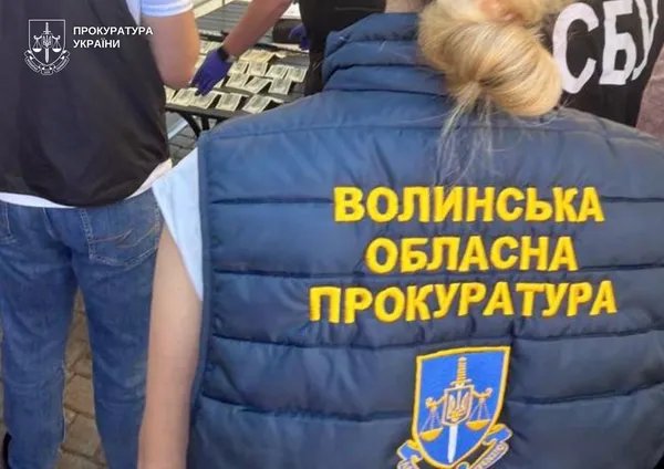 Доцента ЛНТУ затримали на хабарі у $3000: обіцяв зарахувати двох військовозобов’язаних на навчання (фото)