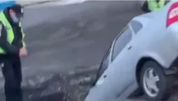 Біля Луцька авто "пірнуло" в яму серед дороги (фото)