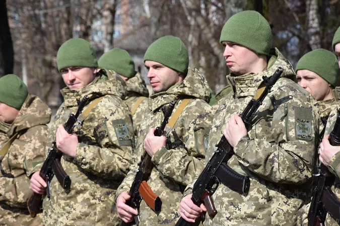 Мобілізовані та контрактники, чоловіки та жінки: у Луцьку склали присягу прикордонники (фото)