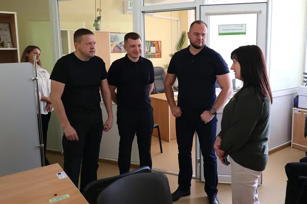 Очільники Волині перевірили, як у Луцькому ЦНАПі обслуговують ветеранів та людей з інвалідністю (фото)
