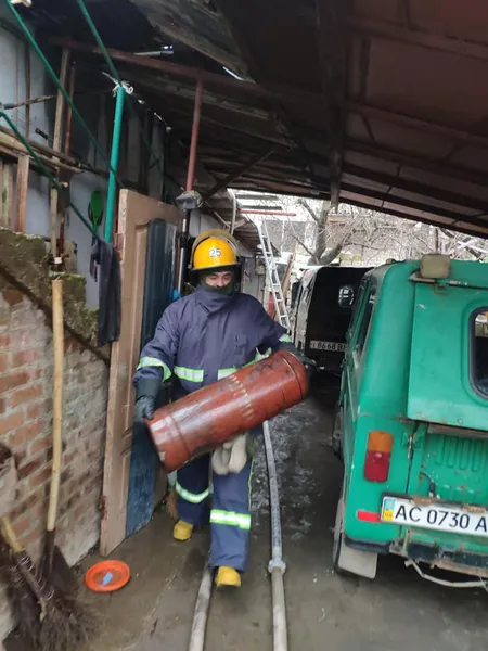 У Луцьку пожежники винесли газовий балон з гаража, який загорівся