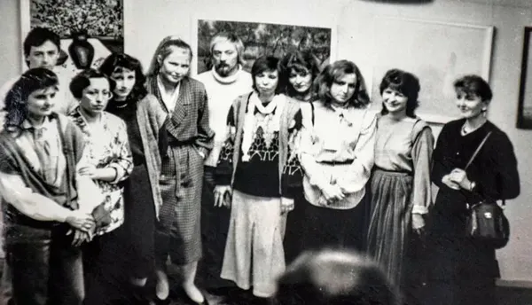 Творча інтелігенція Луцька і постійні покупці «Лакомки» – на виставці художниці Олени Бурдаш у бібліотеці: диригент Людмила Скобєлєва, студент Олександр Брикса, викладач художньої школи Ірина Савко (тепер Артушевська), мистецтвознавець Антоніна Шевченко.