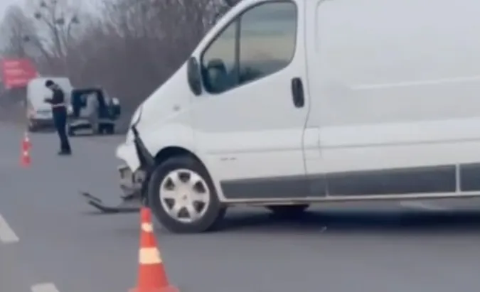 Від удару авто злетіло у кювет: у Луцьку на Ківерцівській – аварія (відео)