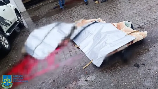 Удар по Одесі: 14 загиблих, 46 травмованих, серед них – рятувальники (фото 18+)