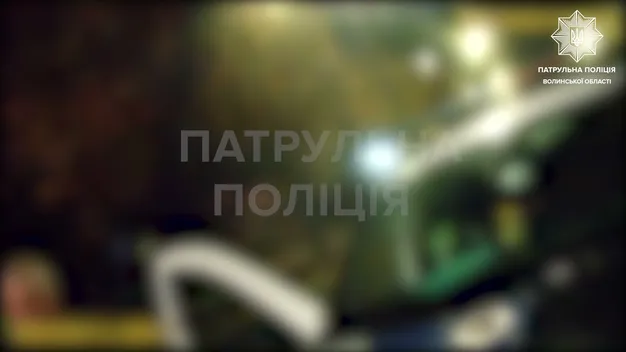 У Луцьку п'яний на «форді» порушив ПДР перед носом патрульних (відео)