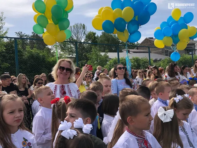 У луцькому ліцеї №9 відгуляли свято початкової школи (фото)