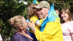 «Вареники наліплені, борщ зваримо»: на Волині зустріли звільненого з полону бійця (фото)